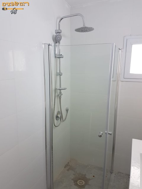 מקלחון סטנדרטי עם דלתות זכוכית ודוש מפנק. צילום: אלי