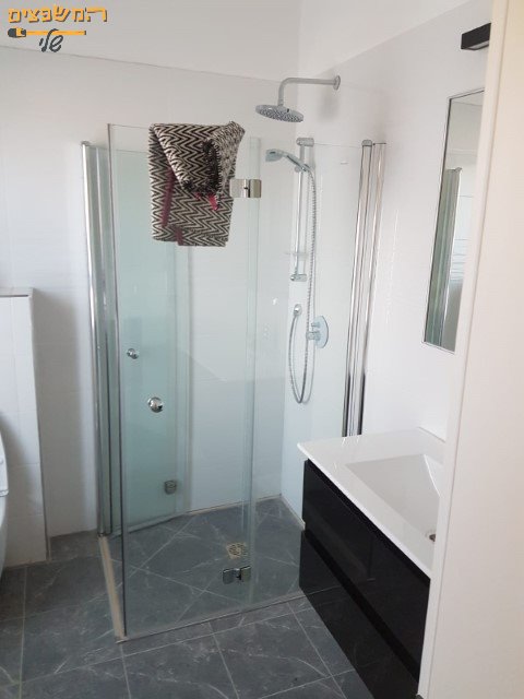 שיפוץ חדר מקלחת על ידי קבלן מומלץ כולל ריצוף וחיפוי קרמיקה. צילום: אלי