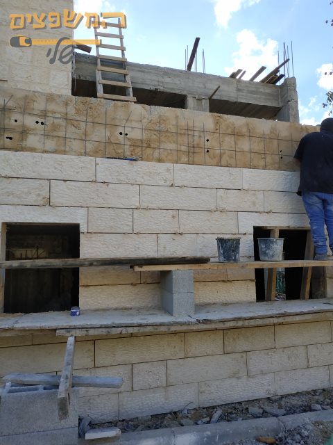 חיפוי אבנים ירושלמיות מסביב לבניין משותף כולל צביעה ותיקוני טייח. צילום: ערן