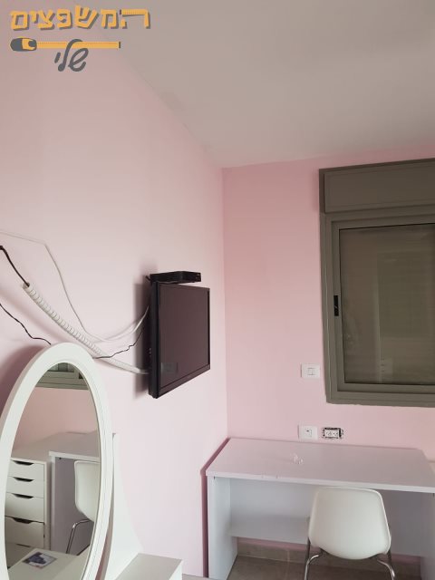 צביעת דירה בחדרה בגבעת אולגה כולל קירות צבעוניים בחדרים. צילום: אליעזר
