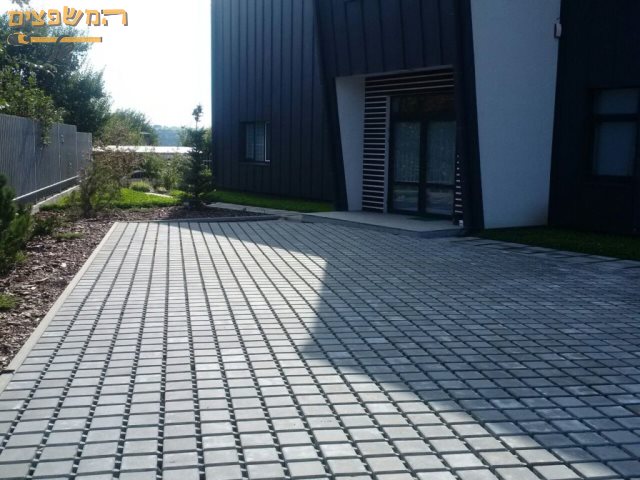 חניה מרוצפת באבן דשא מחוררת חניה מרוצפת באבן דשא מחוררת ליד בית