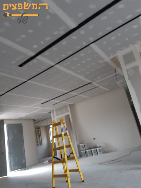 הנמכת תקרה בגבס לחלל של משרדים כולל הכנות לתאורה וחשמל. צילום: סרגי