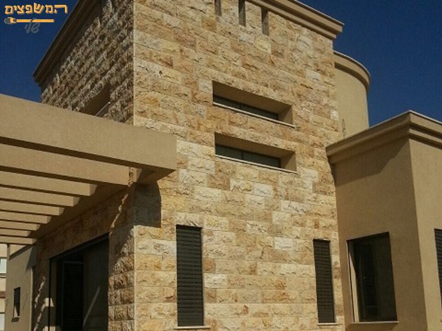 חיפוי באבן ירושלמית לבית פרטי קומותיים. צילום: סרגי