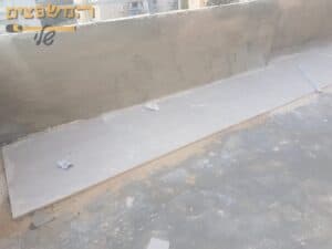 רצף בביצוע עבודת ריצוף למרפסת בדירה בתל אביב