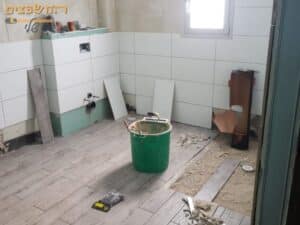 חיפוי בהדבקה קרמיקה לשירותים ומקלחת לדירה בשיפוץ