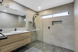 שיפוץ חדר אמבטיה כולל החלפה למקלחון במהלך שיפוץ קוסמטי בוילה