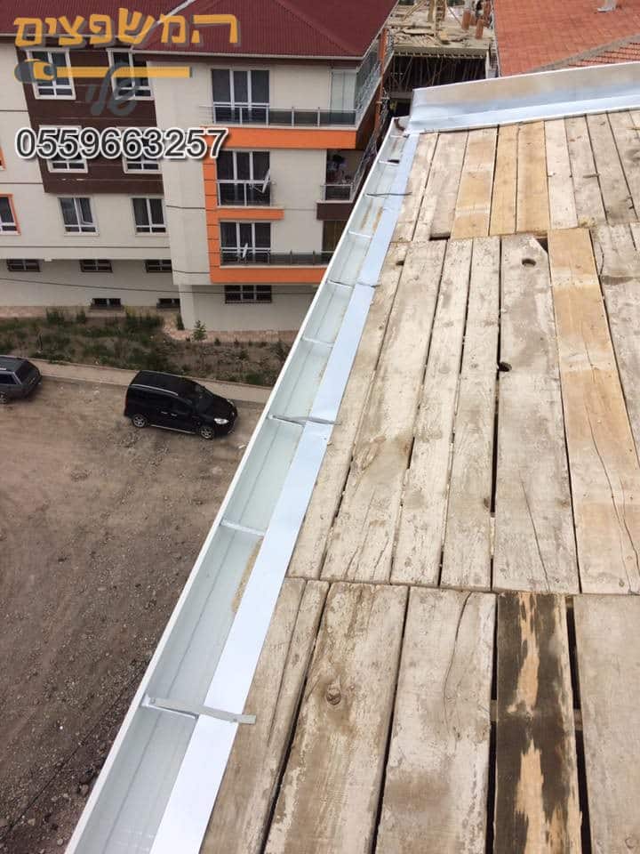 תיקון וניקוי למרזב מסביב לגג בבניין