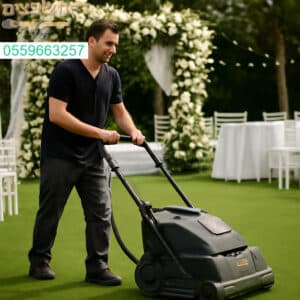 ניקוי דשא סינטטי בסטנדרט הגבוה ביותר לגן אירועים מבריק ומוכן לאירוח