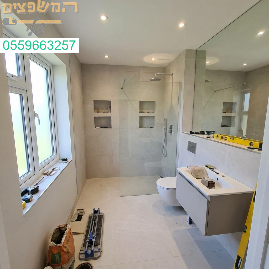 גם חדר אמבטיה קטן יכול להיראות מרווח ומעוצב עם פתרונות חכמים ויוקרתיים המנצלים כל פינה.