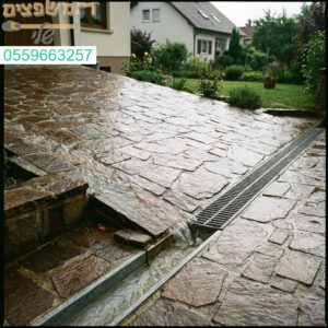 ריצוף חוץ בשיפוע ניקוז מושלם מונע הצפות שומר על אסתטיקה ואיכות.