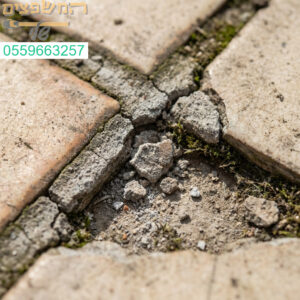 חידוש רובה מתפוררת בין אריחי קרמיקה למראה אסתטי ועמידות לשנים ארוכות.