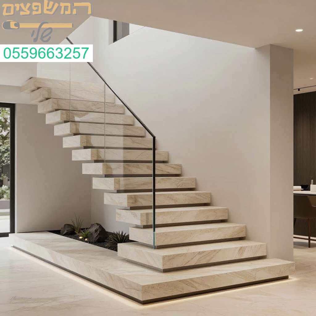 מדרגות מרחפות בעיצוב יוקרתי בחיפוי שיש ומעקה זכוכית למראה מודרני ומרשים